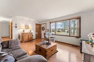 415 Sequoia Dr, Valparaiso, IN 46385 - Photo 5