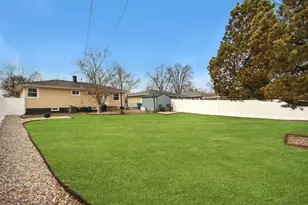 9047 Pettit Dr, Highland, IN 46322 - Photo 17