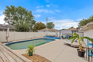 9320 Parkway Dr, Highland, IN 46322 - Photo 3