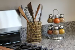 925 Paula Ct, Hobart, IN 46342 - Photo 9