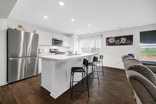 209 Aviana Ave, Hobart, IN 46342 - Photo 5