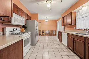 2423 Marshall Pl, Gary, IN 46404 - Photo 9