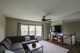 717 Cottonwood Dr, Dyer, IN 46311 - Photo 5