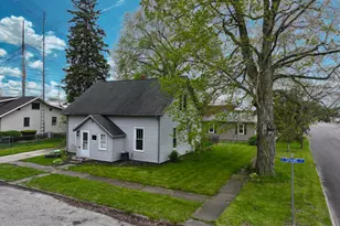 121 W Spring St, Winamac, IN 46996 - Photo 5