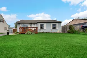 422 Saginaw Dr, Valparaiso, IN 46385 - Photo 1