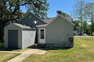 804 Azalea St SE, Demotte, IN 46310 - Photo 3