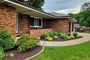 142 Curtis Dr, Valparaiso, IN 46383 - Photo 3