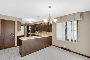 2208 Wynnewood Dr, Valparaiso, IN 46385 - Photo 9
