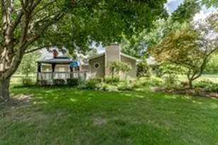 718 Forsythia St SE, Demotte, IN 46310 - Photo 5