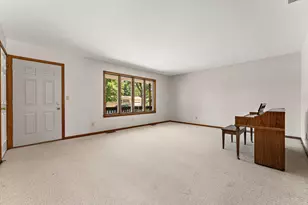 9082 Estates Dr, Demotte, IN 46310 - Photo 5