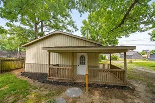 524 N Market St, Winamac, IN 46996 - Photo 3