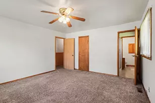 404 Sable Dr, Valparaiso, IN 46385 - Photo 9