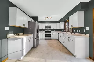 822 Luther Dr, Hobart, IN 46342 - Photo 7