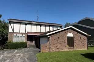 1076 Shoreline Rd, Crown Point, IN 46307 - Photo 1