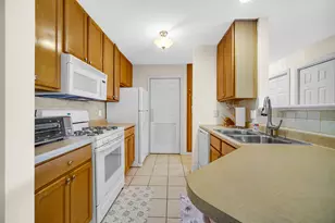 9810 Wildwood Cir, Munster, IN 46321 - Photo 7