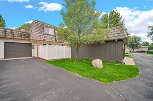 1330 Camellia Dr, Munster, IN 46321 - Photo 3