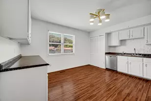 369 Riviera Cir, Valparaiso, IN 46385 - Photo 5