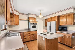 223 Thornhedge Dr, Valparaiso, IN 46383 - Photo 5