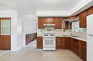 653 Lorraine Dr, Valparaiso, IN 46385 - Photo 9
