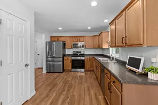 518 Carrington Ln, Valparaiso, IN 46385 - Photo 5