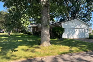 1810 Oakwood Dr, Rochester, IN 46975 - Photo 3
