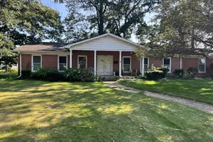 1810 Oakwood Dr, Rochester, IN 46975 - Photo 1