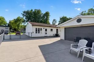 2706 Streamside Dr, Columbus, IN 47203 - Photo 3