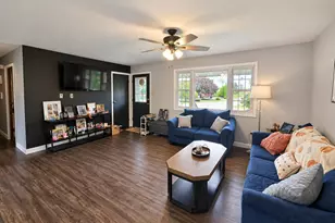 517 E Violet Dr, Francesville, IN 47946 - Photo 5