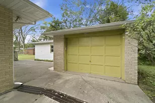 2248 W 57th Pl, Merrillville, IN 46410 - Photo 3