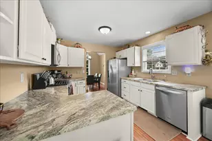 306 Heatherwood Dr E, Valparaiso, IN 46383 - Photo 9