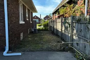 407 McKinley St, Gary, IN 46404 - Photo 7