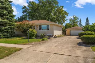 423 Stratford Ln, Schererville, IN 46375 - Photo 1