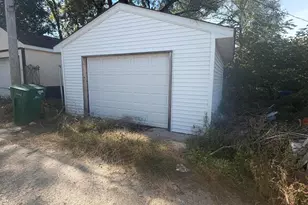 225 W 37th Ave, Gary, IN 46408 - Photo 9