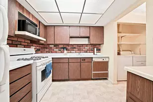 629 W 39th Pl, Hobart, IN 46342 - Photo 9