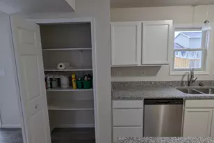 8528 Florida St, Merrillville, IN 46410 - Photo 17