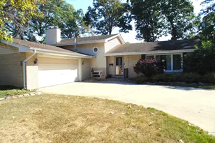 319 Crestwood Dr, Hobart, IN 46342 - Photo 1