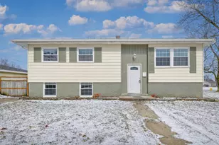 819 N Oakwood St, Griffith, IN 46319 - Photo 1