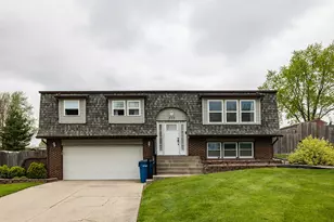 717 Cottonwood Dr, Dyer, IN 46311 - Photo 1