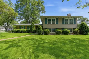404 Las Olas Dr, Crown Point, IN 46307 - Photo 1