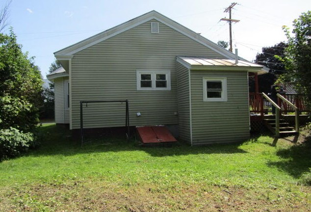 54 Maple St, Madison, ME 04950