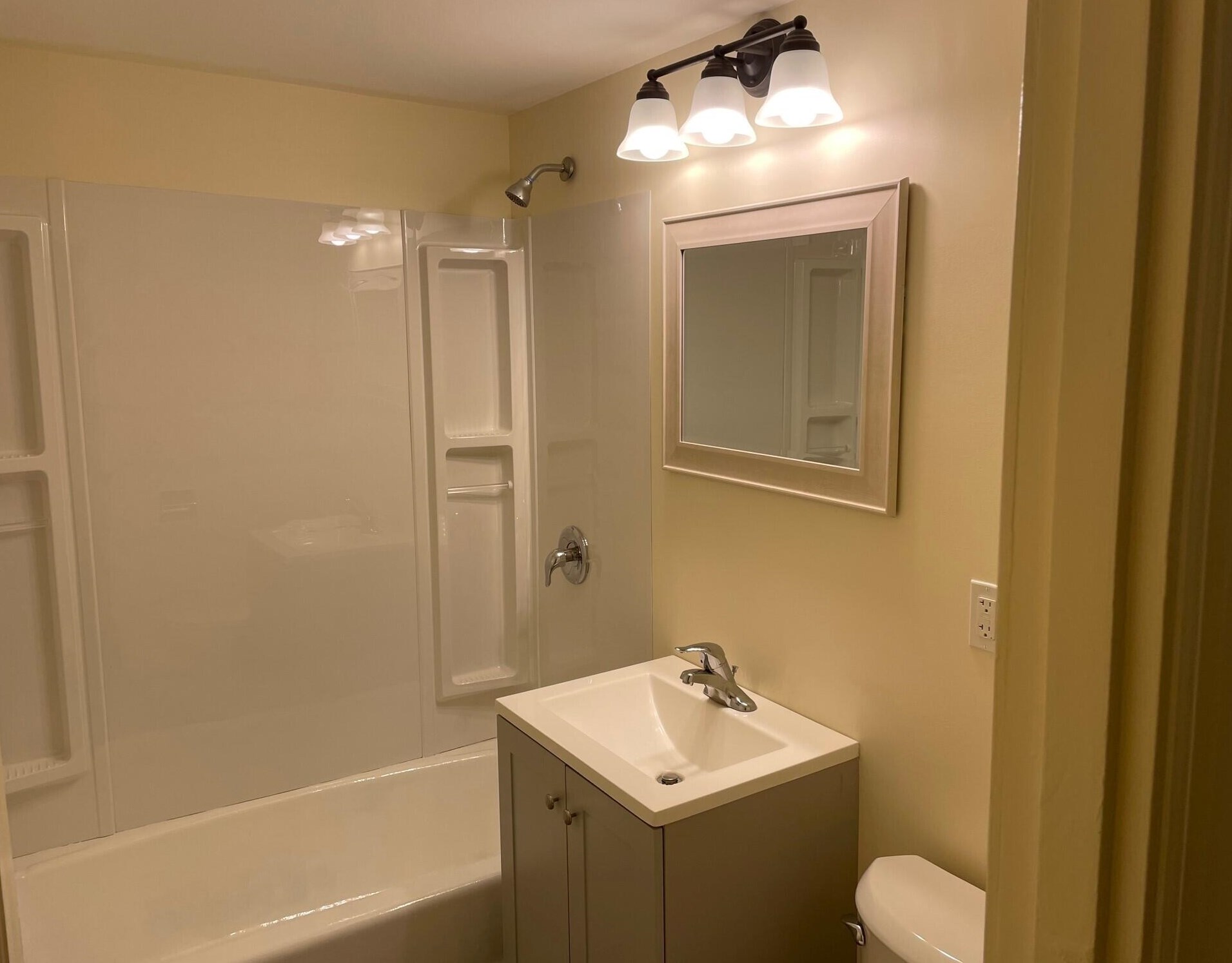 77 Middle Rd, Portland ME  04105-1820 exterior