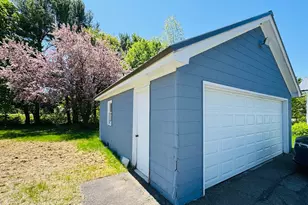 22 Colony Pl, Millinocket, ME 04462 - Photo 3