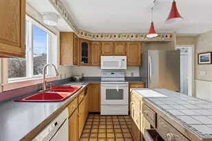 7 Hale St, Portland, ME 04103 - Photo 17