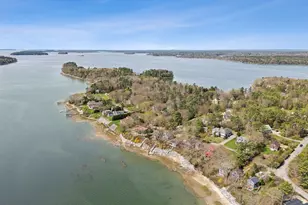 44 Maquoit Dr, Freeport, ME 04032 - Photo 1