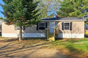 27 Adams St, Skowhegan, ME 04976 - Photo 1