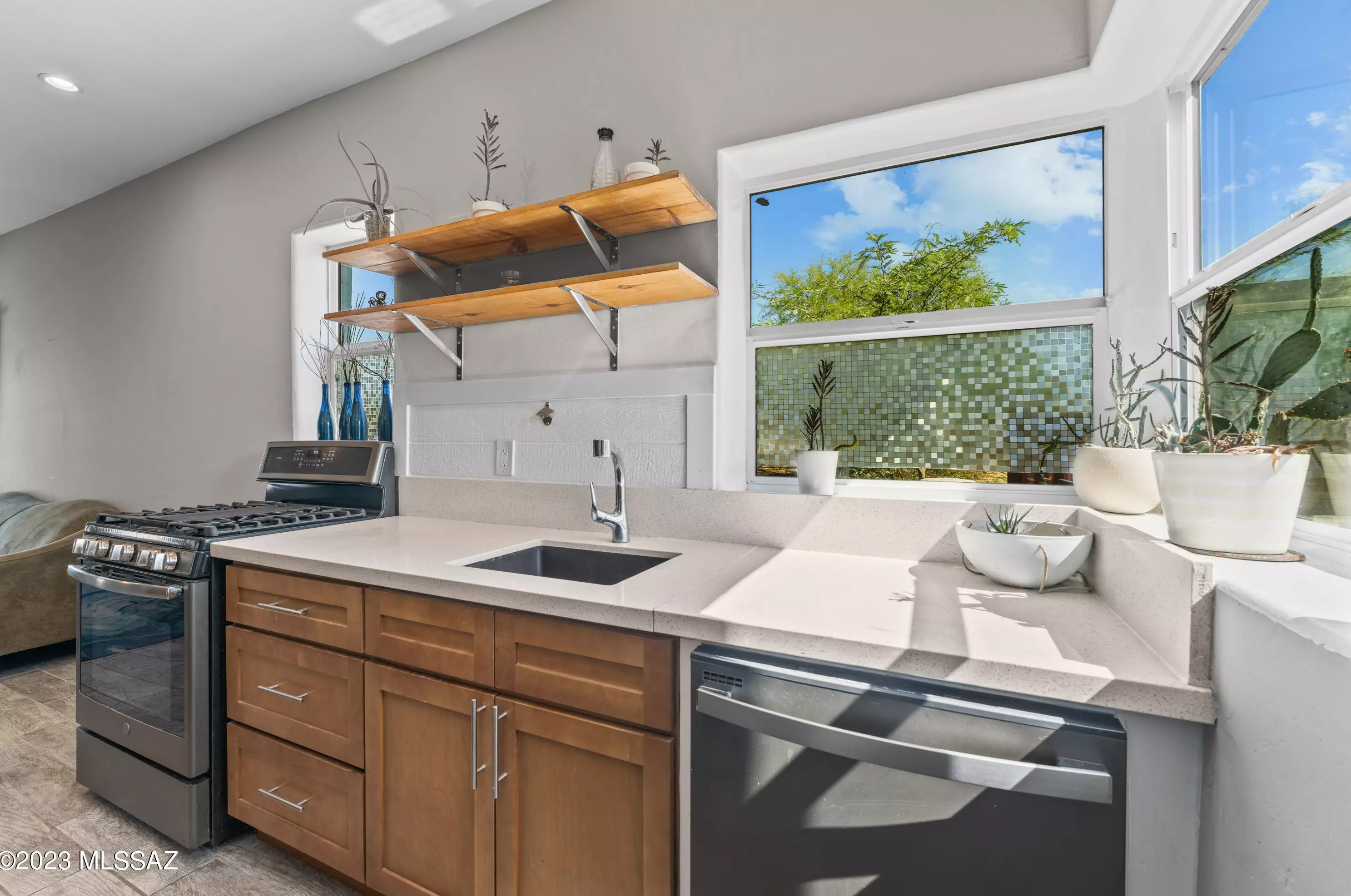 948 10th Ave, Tucson AZ  85705-7624 exterior