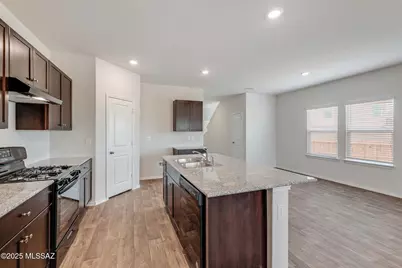 10401 W Guildford Lane, Marana, AZ 85653 - Photo 5