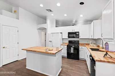 8806 E Mountain Spring Drive, Tucson, AZ 85747 - Photo 9