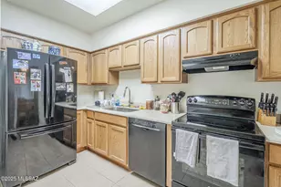 3032 S Sierra Villas Dr, Tucson, AZ 85713 - Photo 9