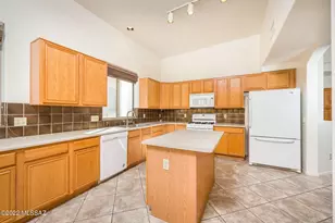 8418 N Sunny Rock Ridge Dr, Tucson, AZ 85743 - Photo 5